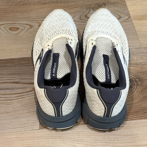Brooks Women’s Cream and Gray Anthem4 - Picture 5 of 12